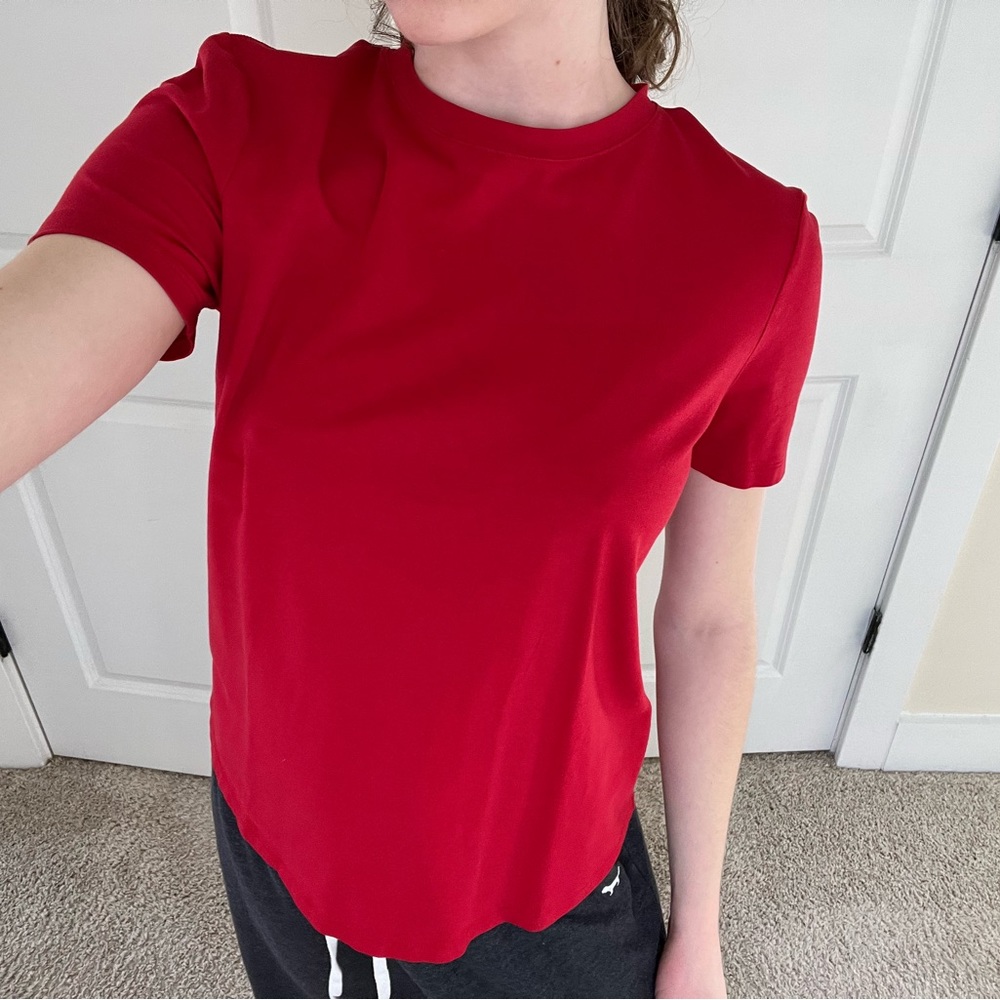 Lululemon Tee Shirt. Lululemon Womens. Size 4. Lightly worn, next to new.